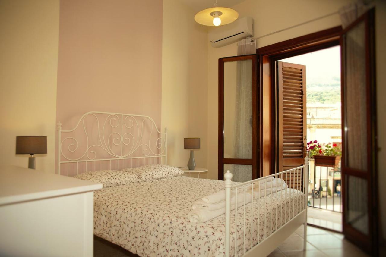 Bnb Donnalaura Carini Exterior foto